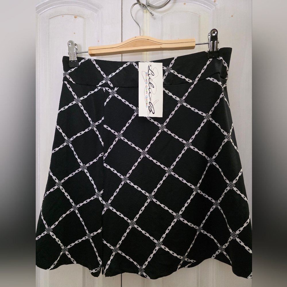 NEW Lulu-B SIze XS Black and White Chain Skort